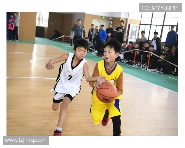 篮球明星小学生打篮球